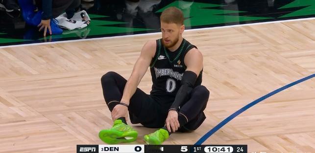 下面是一条关于森林狼大将迪文岑佐的坏消息！在今天森林狼主场迎战掘金的季后赛首轮G