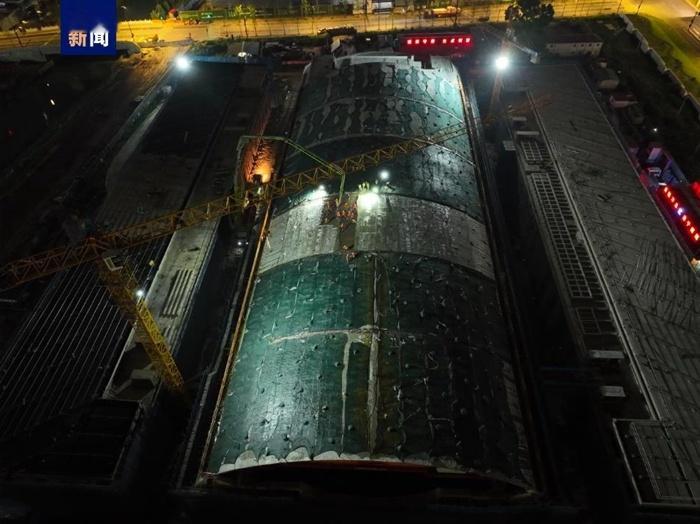 【全球容量最大！这个“国之重器”正式结顶】7月16日凌晨1时28分，全球容量最大