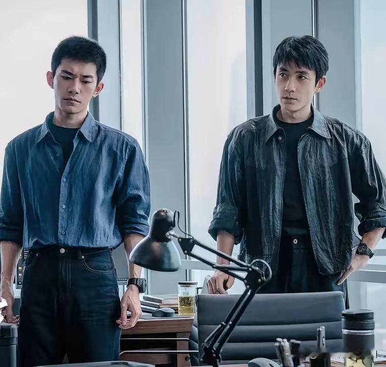 看了朱一龙的《空枪》，还真发现他身上有种不快乐感，易烊千玺也有这毛病。演员不快乐