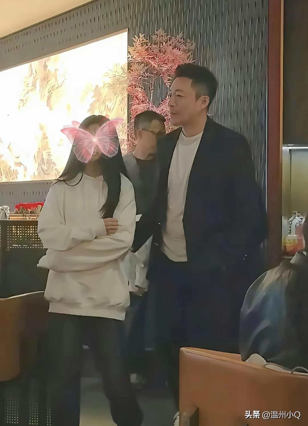 小玥儿总是喜欢双手环抱胸前，甚至和爸爸汪小菲在一起时也这样。心理学说这样的肢体语