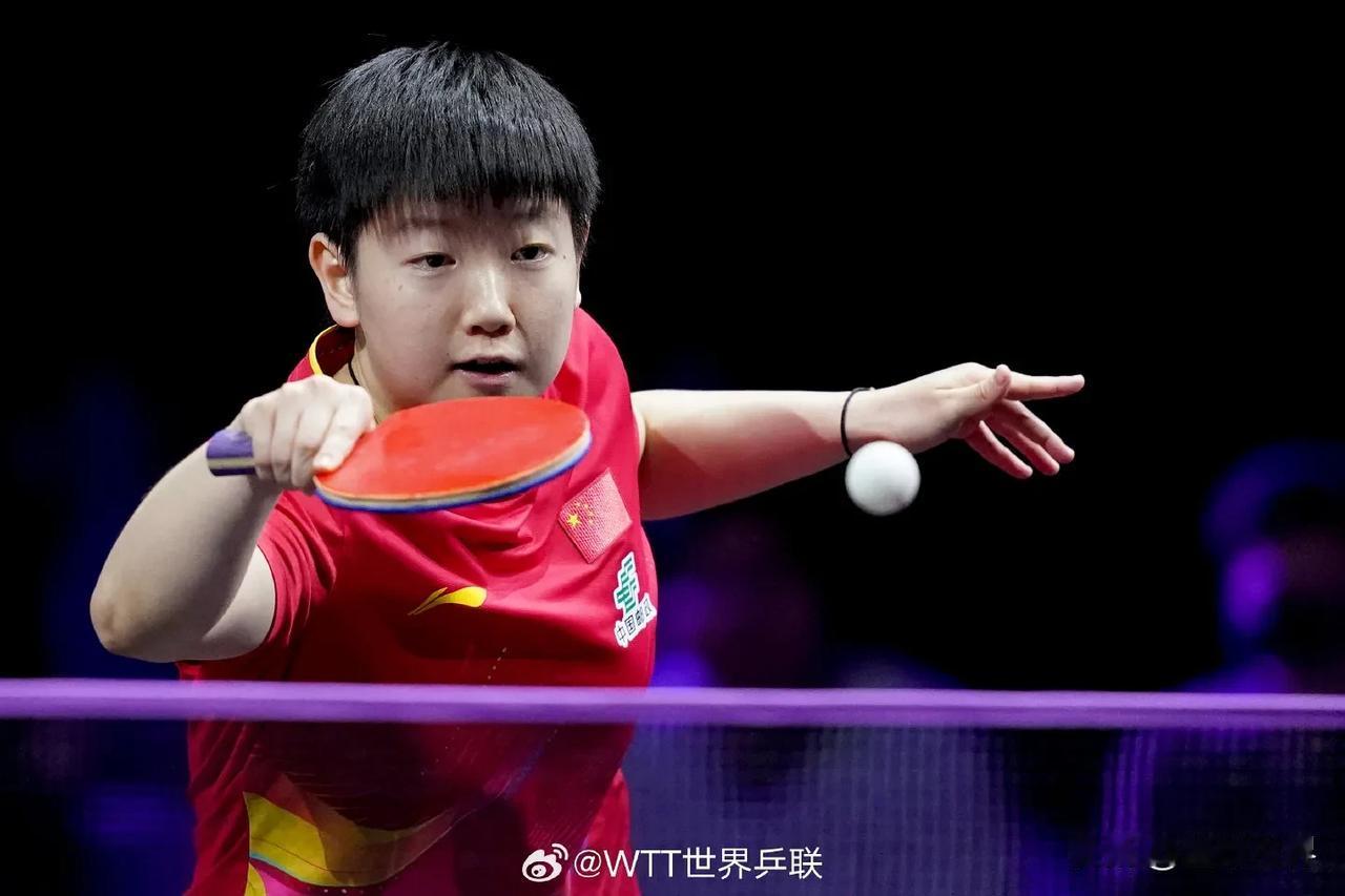 WTT横滨站女单半决赛，世界排名第1的孙颖莎用时不到50分钟取胜晋级。
首局先失