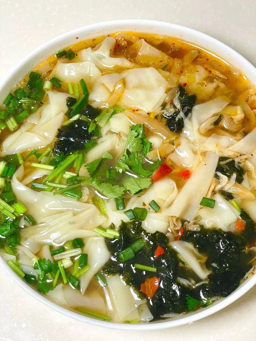 打工人如何能快速吃上饭
酸辣馄饨皮，汤鲜味美，入口爽滑，酸辣开胃，做法非常简单，