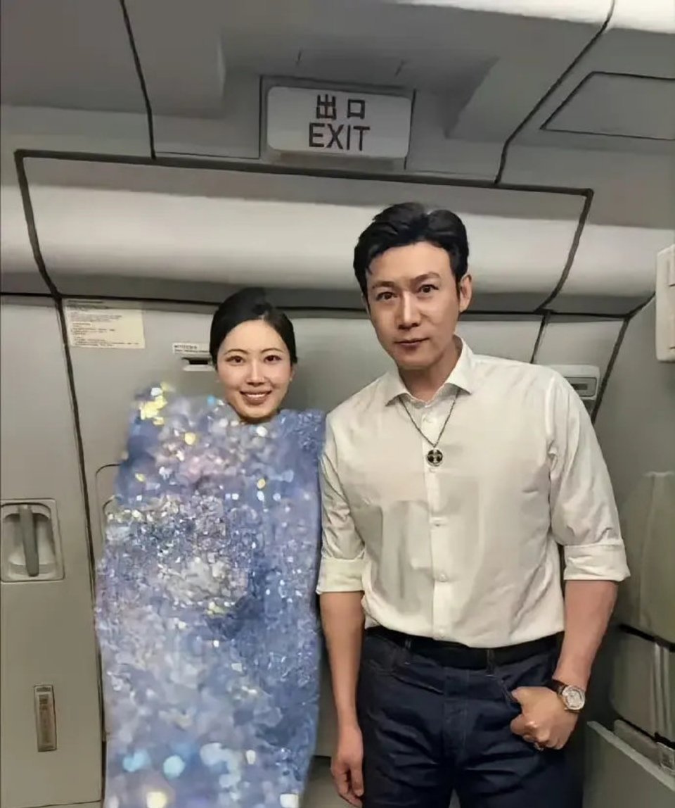 和陆毅合照为什么要把衣服遮住 ​​​