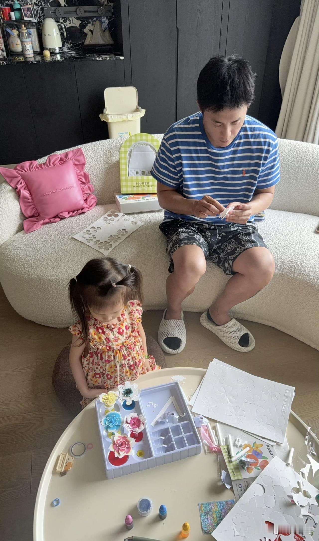 杜淳陪女儿小蛋饺做手工，看起来还挺耐心，成品做得也不错，真是一位心灵手巧的奶爸。