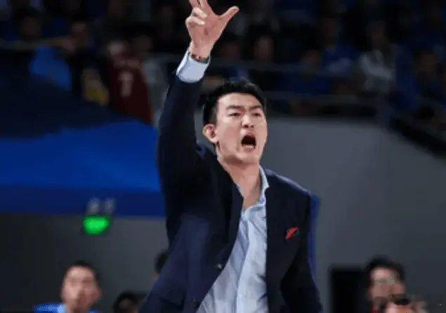 王博： 当时调整就是在他们对我们双塔进行夹击的时候我们的锋线会进行空切，像赵嘉仁