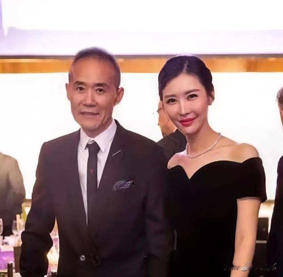 从‘夫妻档’到‘清门户’，
老王这一手堪称大佬教学：
我可以捧你，也能让你摔回原