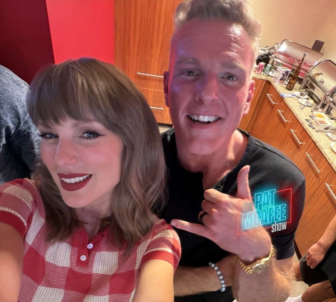 霉霉 Taylor Swift 周一观看酋长队比赛时的合影：Taylor Swi