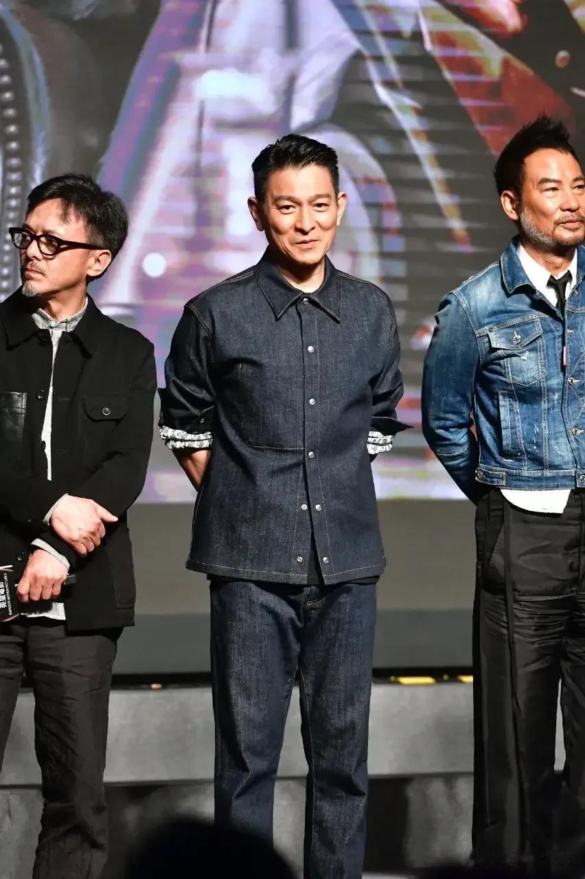 大家有注意到刘德华旁边这个戴着黑框黑镜的男人吗，他叫黄斌，当年《赌神》里的“乌鸦
