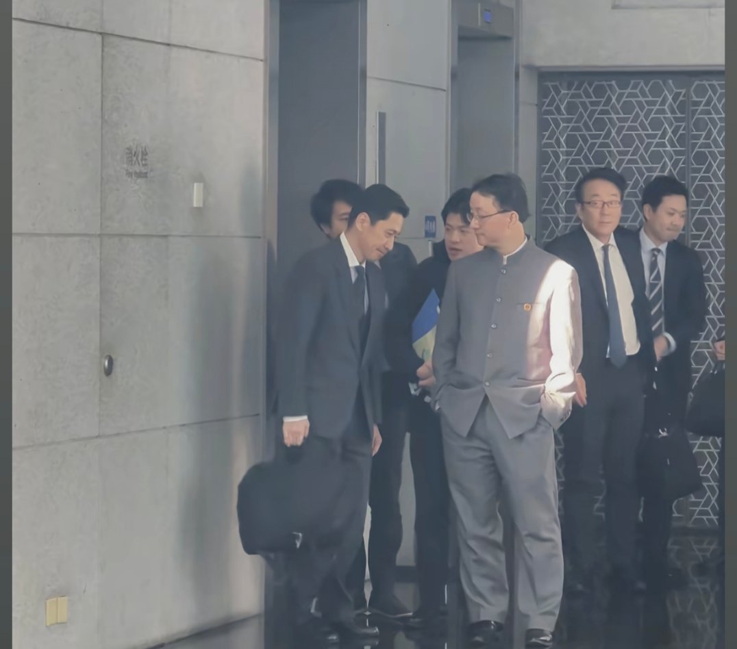 神图刷屏！刘司长真的太帅了，中山装、国徽、插兜、俯视，要素齐全！ 