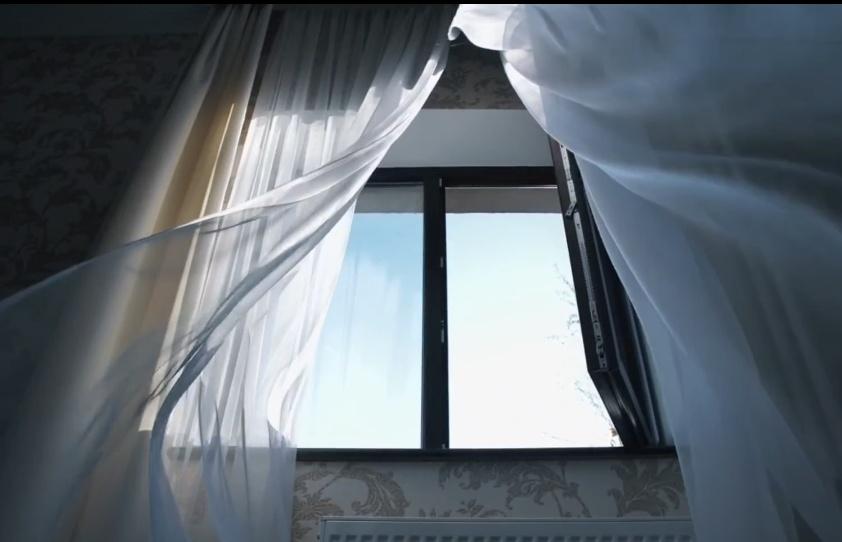 睡觉再也不能把窗帘全拉上了，跟失去意识似的，感觉不到天在变化。

我是一个农村的