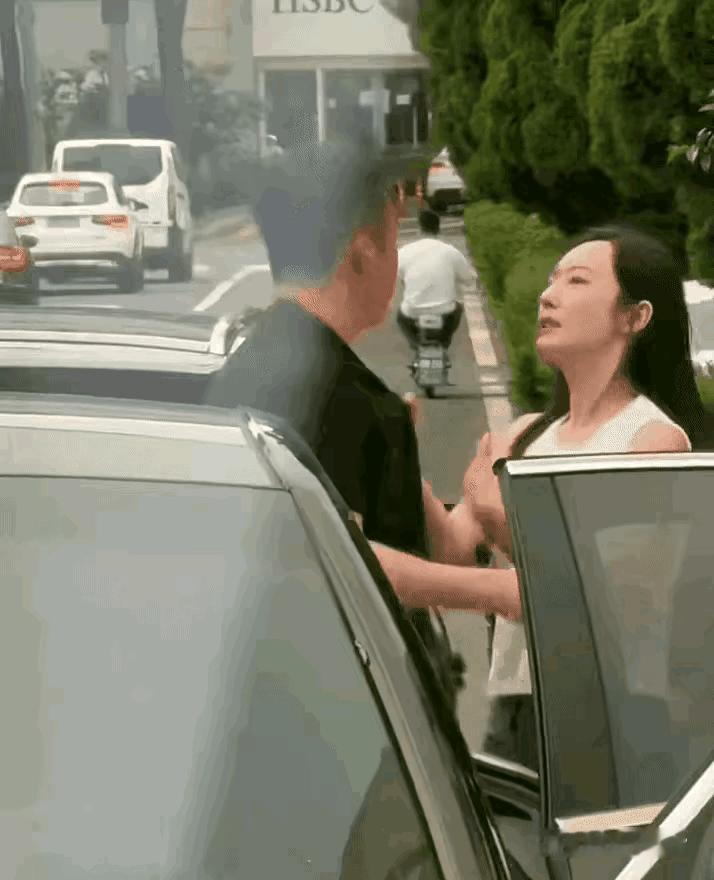 妻子打丈丈，丈夫该还手吗？

两口子生气了，女子专扇男子的脸，左边扇两下，右边扇