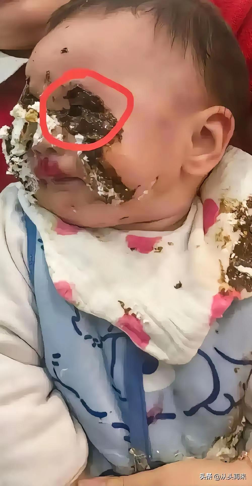 照片中的婴儿刚满一岁，家在重庆市某小区。瞧，他脖子上还系着围兜呢！在这个正需大人