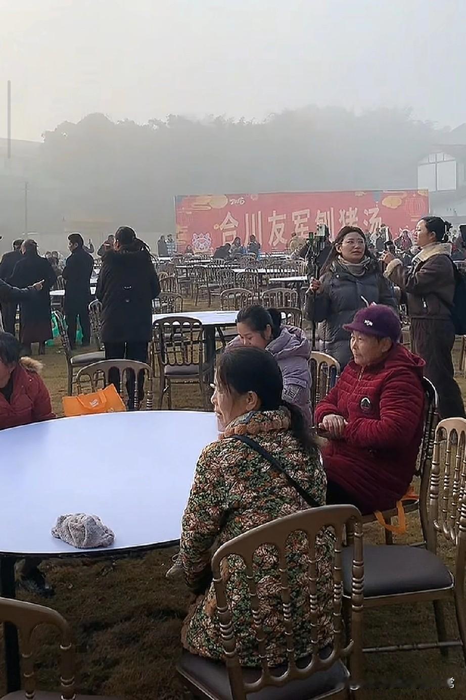 呆呆刨猪饭带火全网，
各地跟风搞同款，是真热闹还是蹭流量？
 
合川呆呆的刨猪饭