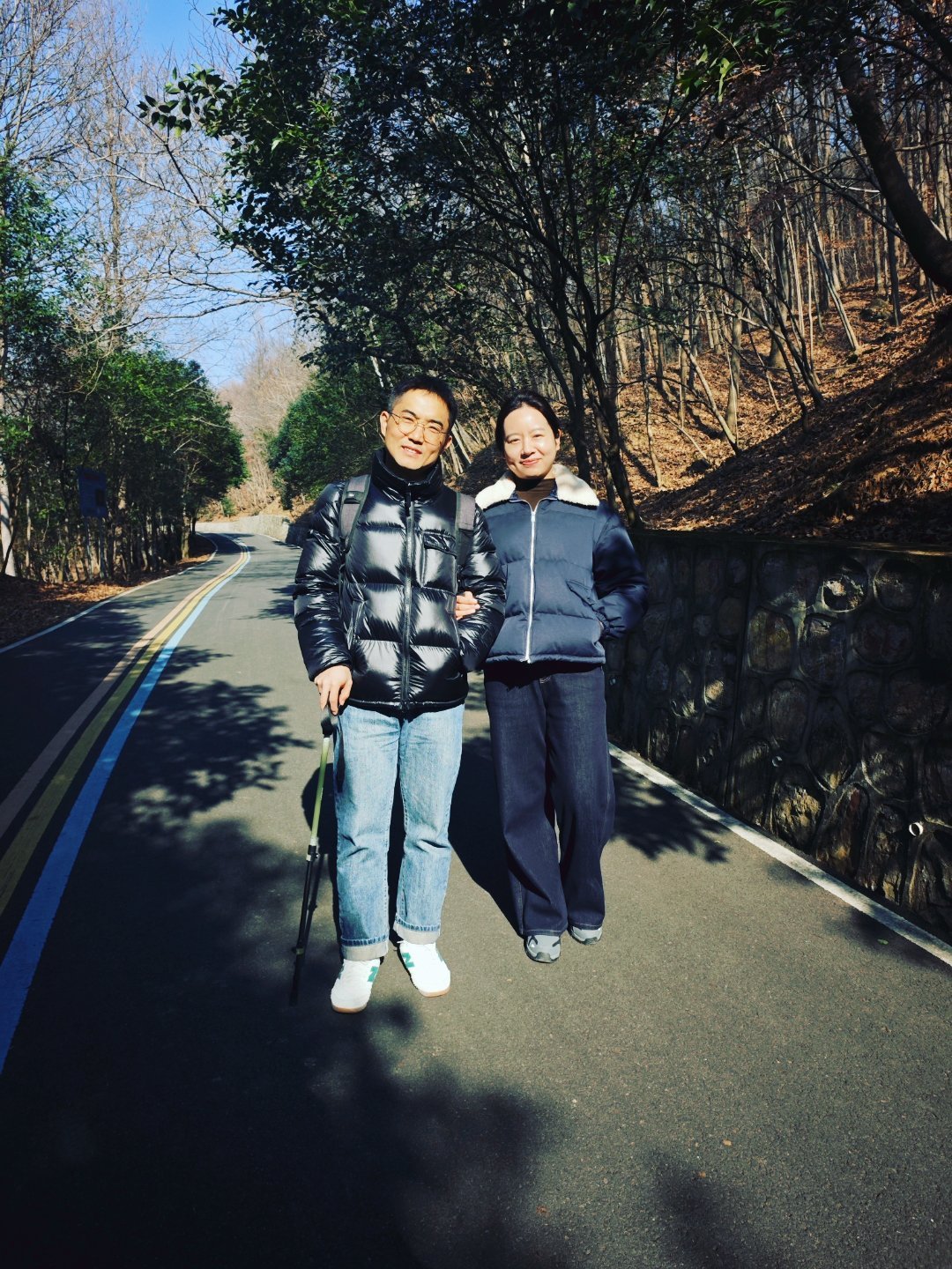 有日子没跟夫人合影了，相濡以沫十多年了，想想，不容易，想想，也挺和谐，不容易能挺