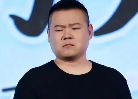 一次主持人问岳云鹏：“对中国男足有什么看法？”岳云鹏回答：“我很想加入中国男足，