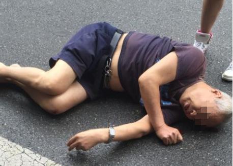 2020年，山东青岛，一男子在人行道上正常走路，前方年近6旬大爷突然转身回走，男