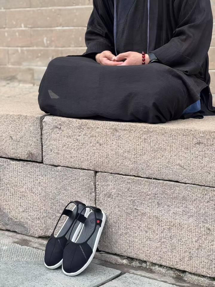 生活中，快乐其实很简单，一杯温度刚刚好的牛奶、一块刚烤好的面包、清晨的阳光、雨后