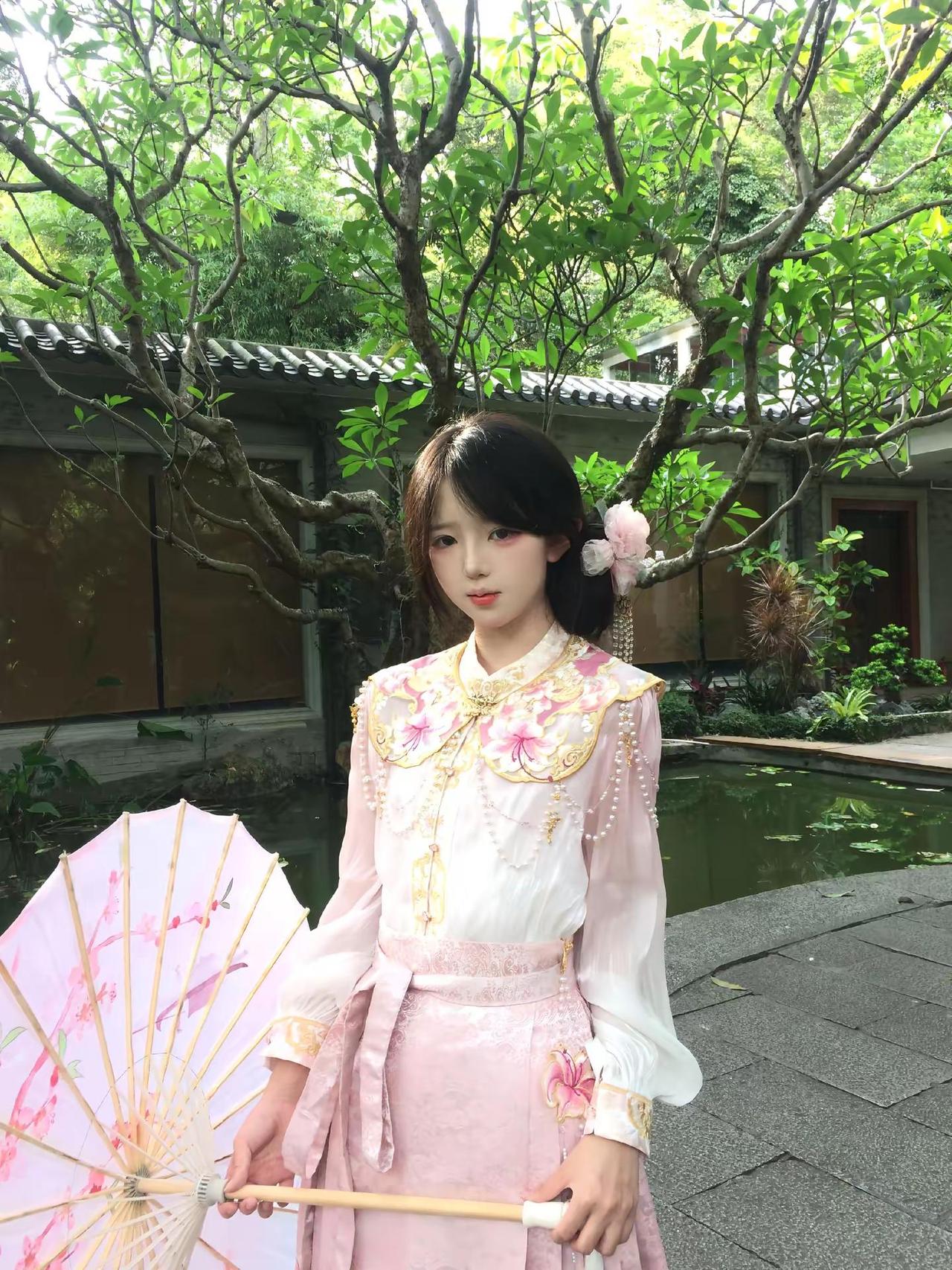 庭中梨花谢又一年。