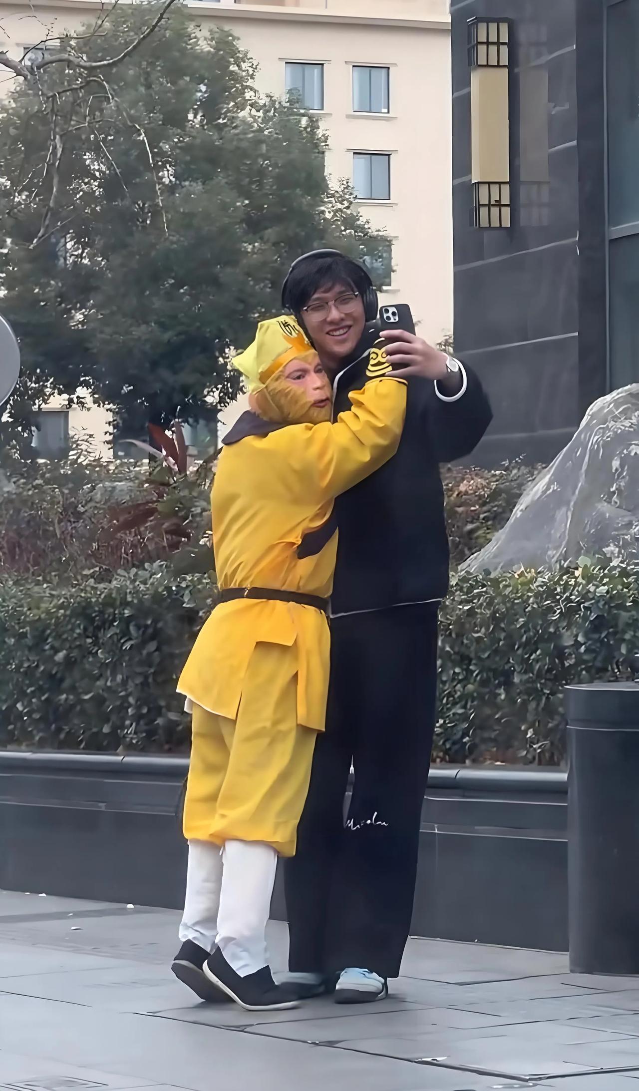 涉世未深的年轻人，拍完照看到收款码的一瞬间傻眼了！