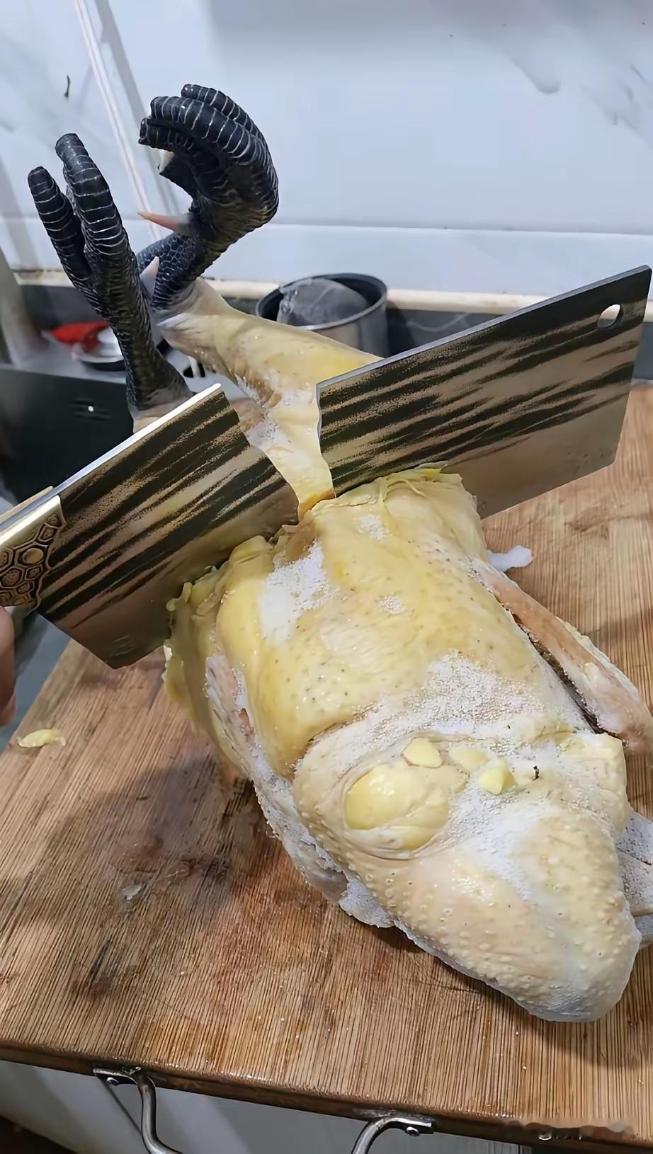 鸡说：这跟我没半毛钱关系啊，这锅我不背
刀说：这也不能赖我呀，我砍过骨头，也砍过