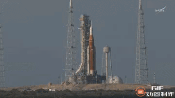 阿尔忒弥斯二号从肯尼迪航天中心发射升空。
美国宇航局宇航员里德·怀斯曼、克里斯蒂