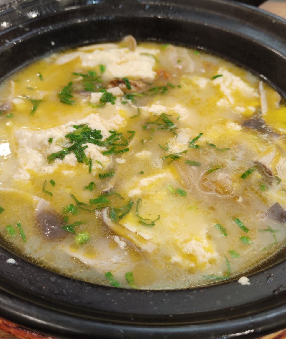 中午吃的豆花跟金陵炖生敲，哎呀好好吃