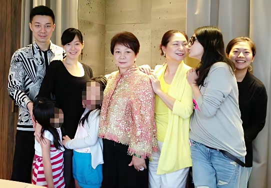 李春梅三个女儿中，最像她的是小S，无论是相貌还是性格。 ​​​