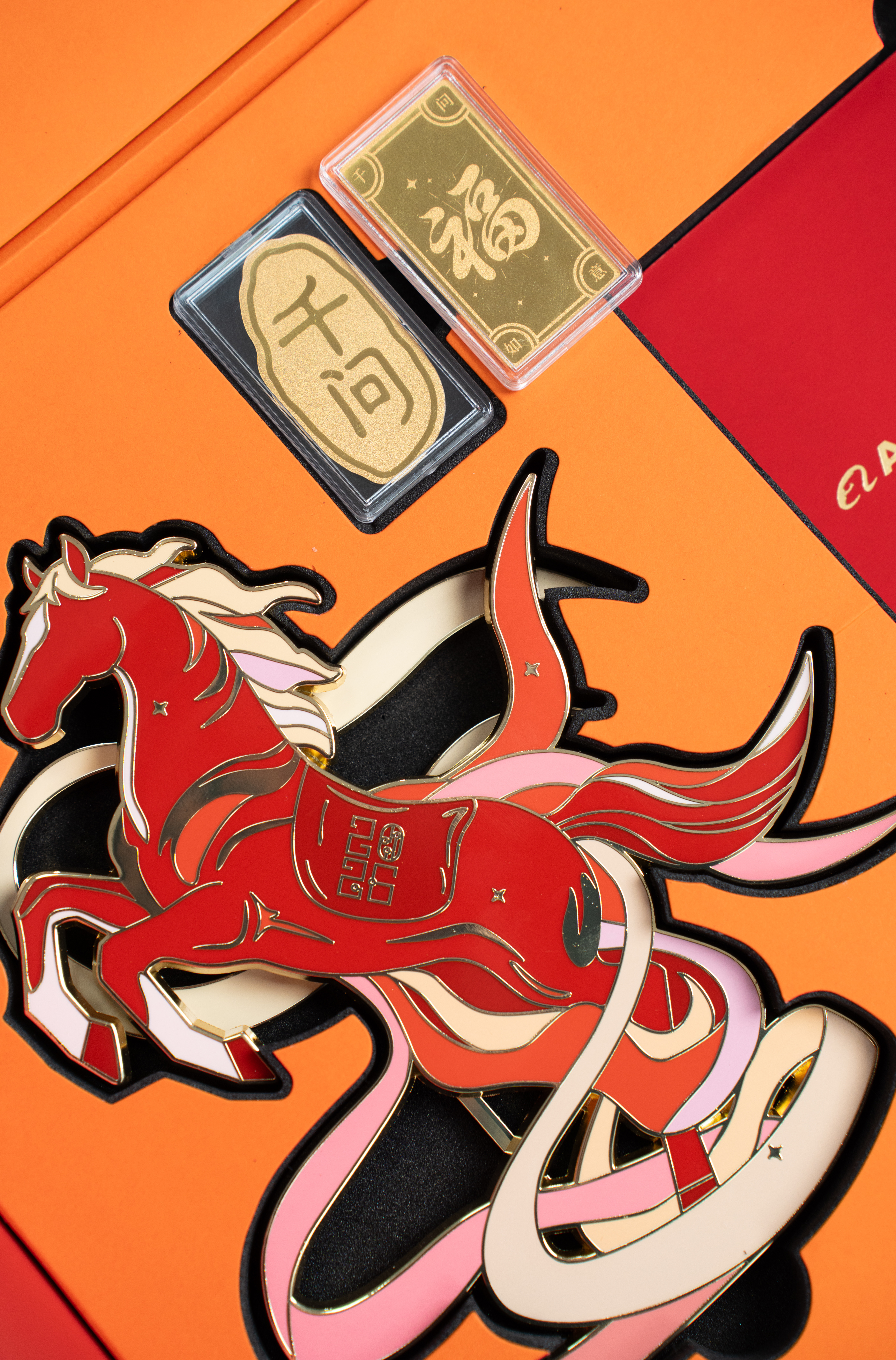 收到阿里巴巴2026马年新年礼盒，橙金配色质感拉满！“马上千问”的金属摆件设计巧