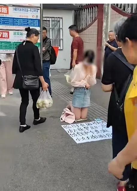 近日，四川，一个穿着时尚干净的女子跪在地上当街乞讨，几位路过的大爷大妈看她可怜，