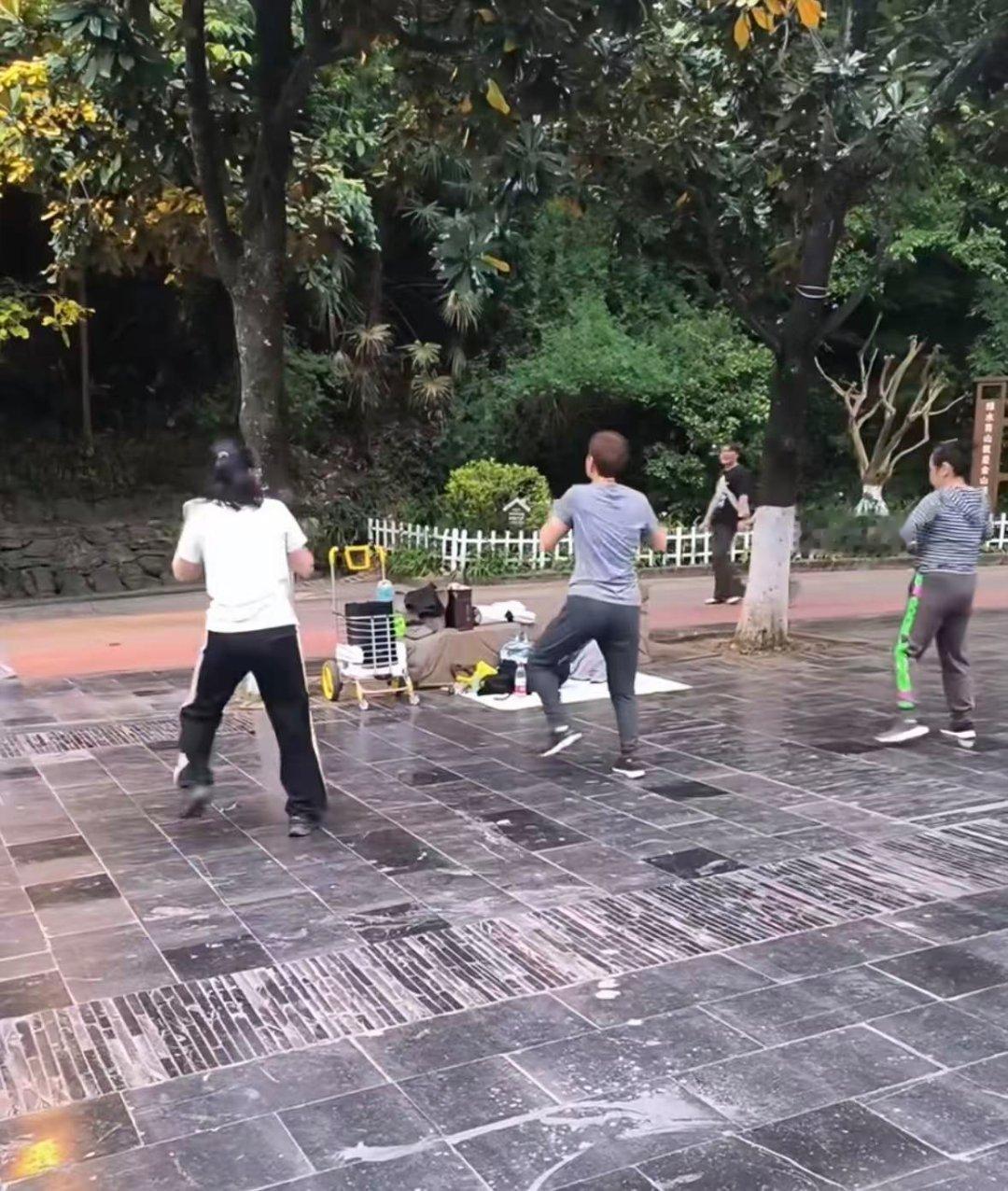 现在的广场舞已经这样了吗 彻底刷新认知！不再是传统舒缓曲目，融合爵士、潮流舞步，