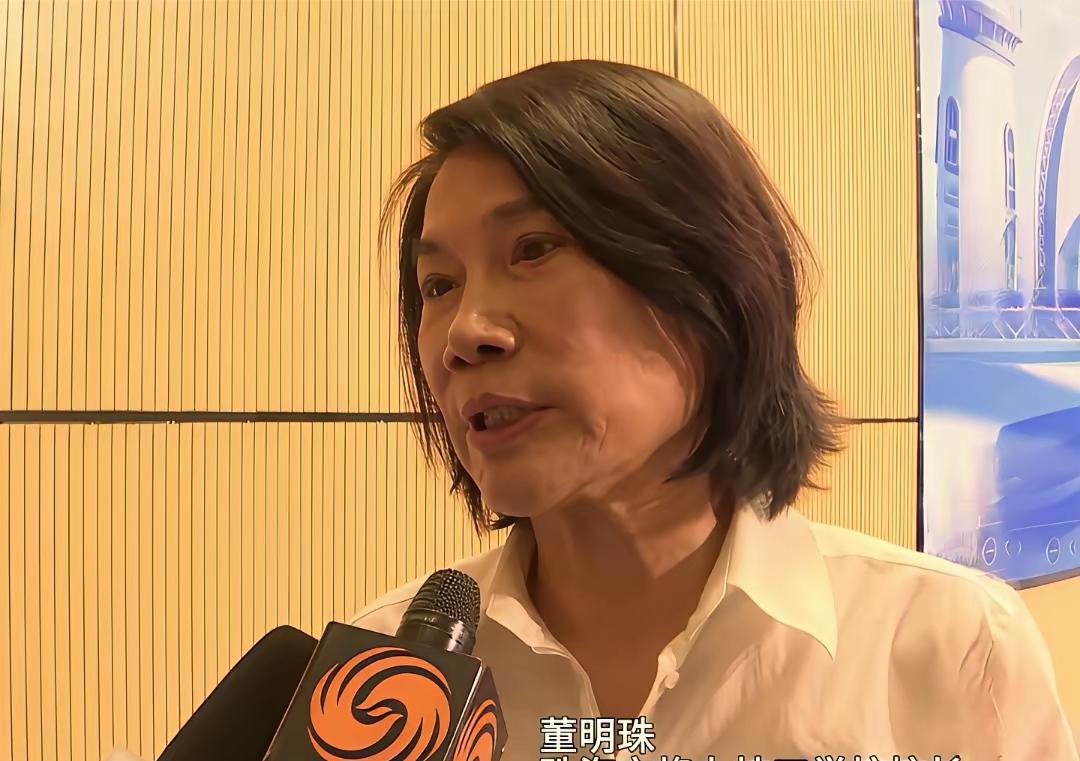 谁再叫我“奶奶”我跟谁急！
董明珠很不开心！
学生可以叫我董校长或者董阿姨！
实