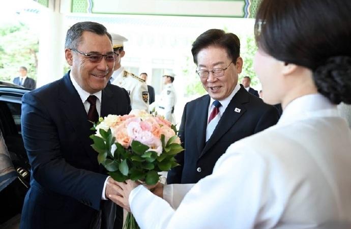 李在明夫人金惠景收到吉尔吉斯斯坦总统送的鲜花！
9月16日，吉尔吉斯斯坦总统和夫