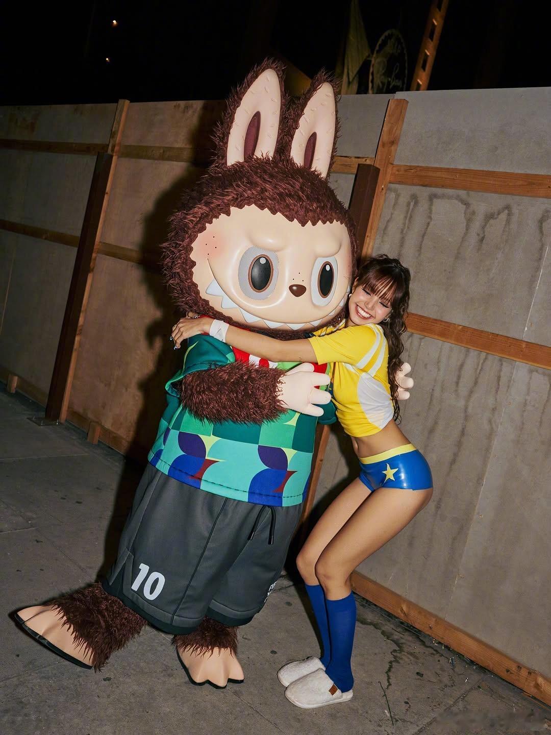LISA拥抱Labubu lisa可爱值直接拉满，LISA 身着运动装暖心相拥穿