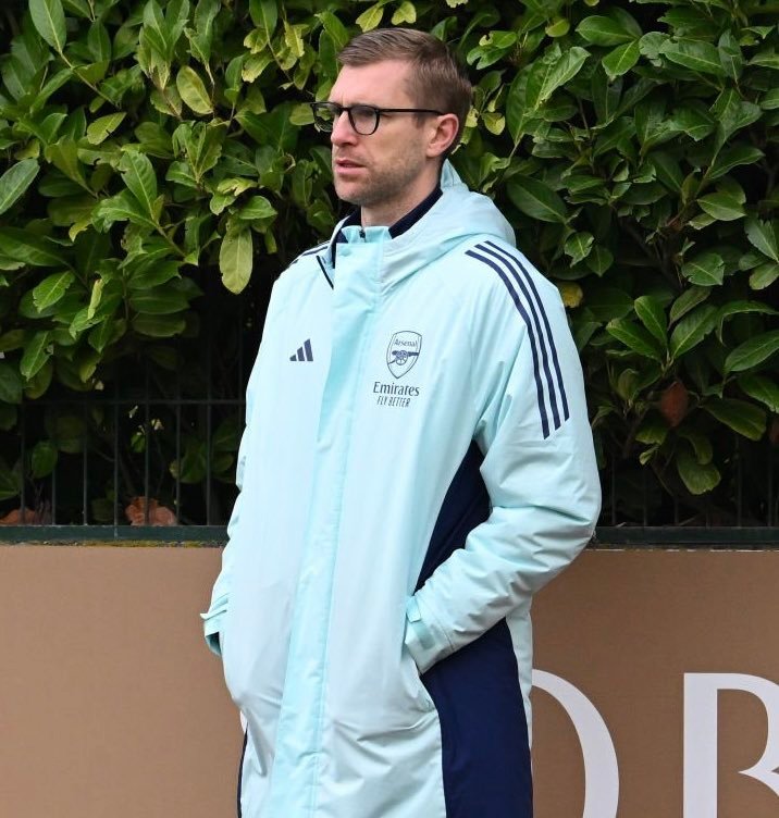 gunnerblog消息，阿森纳一直在考虑为青训管理层注入新思路。自埃杜离任后，