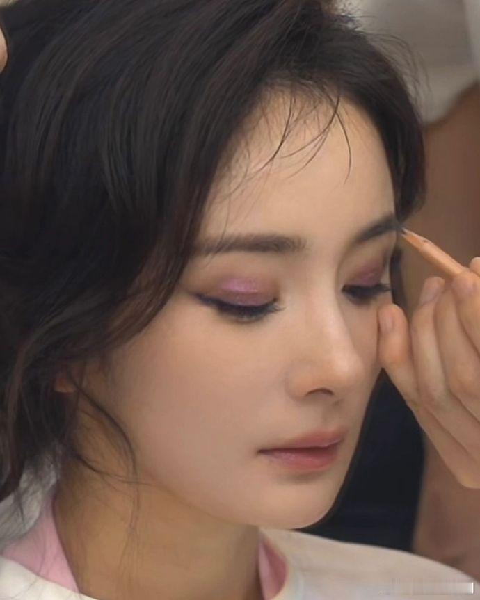 杨幂怎么越来越像狐狸了，也太美了叭！！她的眼睛是真好看[舔屏] 