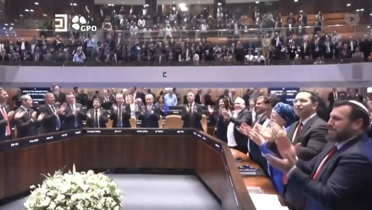 印度总理莫迪在以色列议会发表演讲，以色列议会响起议员们的阵阵掌声，并且伴随着“莫