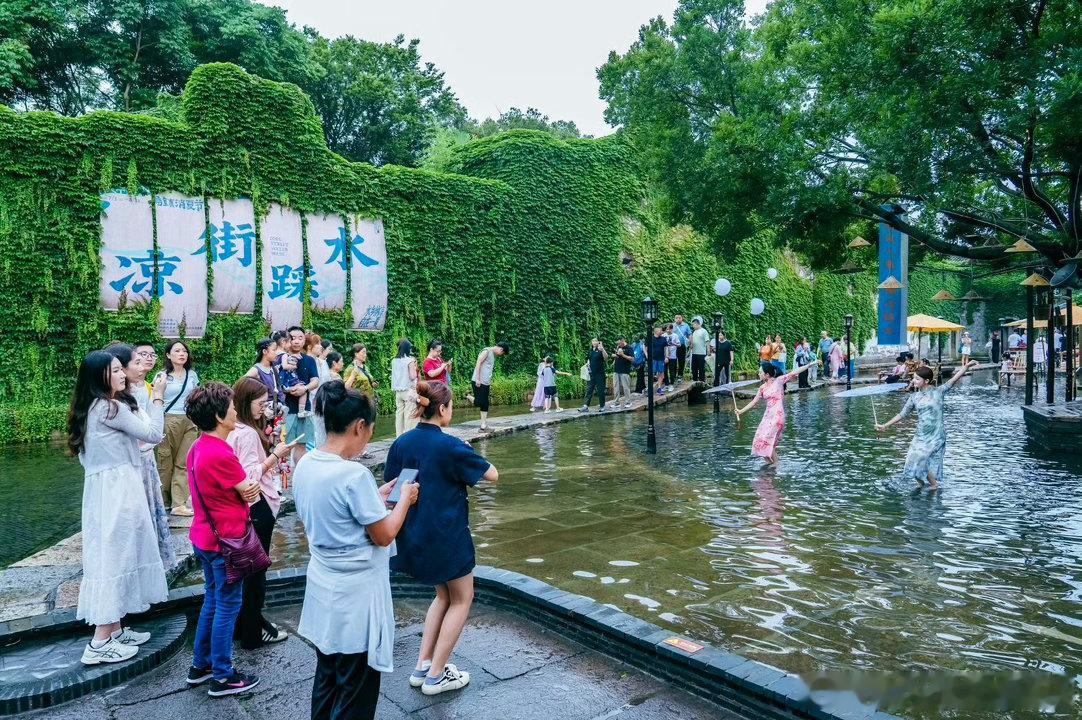 乌镇的夏天是懂旅游避俗的🎠巨型木偶巡游氛围感拉满，穿梭白墙黛瓦间，童趣艺术感融