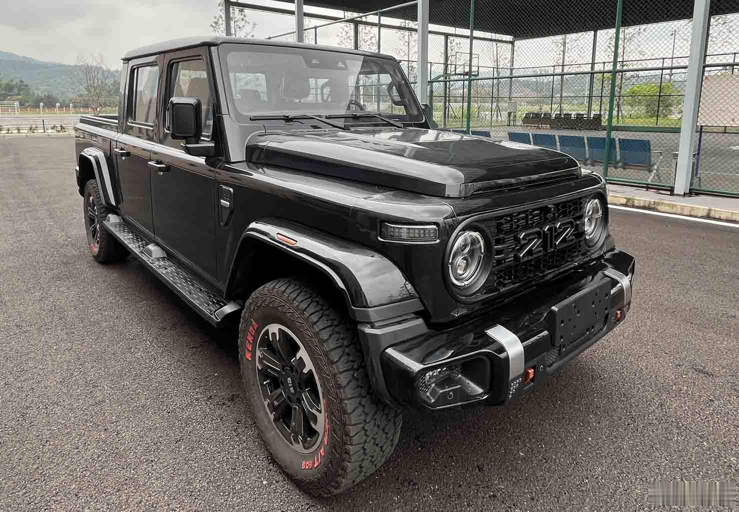 这是Jeep角斗士平替啊！有意思，卖它个10来万，还是烧柴油的，诗和远方说走就走