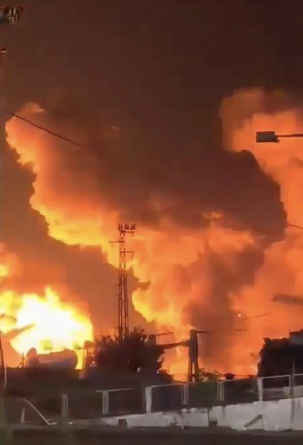 昨晚的以色列南部，简直成了人间炼狱。火光把夜空照得通红，刺鼻的毒气到处乱窜。三支