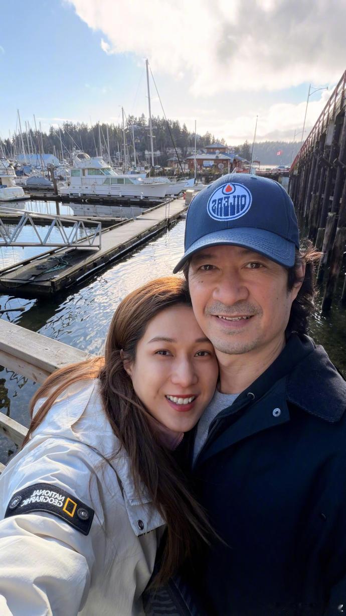 钟嘉欣情人节晒与老公合照 情人节钟嘉欣晒与老公合照，此前有人造谣两人离婚，现在同