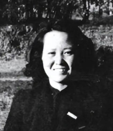 1974年傅作义逝世后，女儿傅冬菊捧着父亲的遗像，谢绝了组织安排的副国级待遇。她