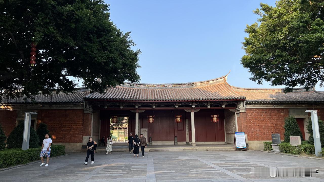 福建泉州府文庙，唐开元末年始建，刚开始叫“鲁司寇庙”，唐末五代改名“宣圣庙”，北