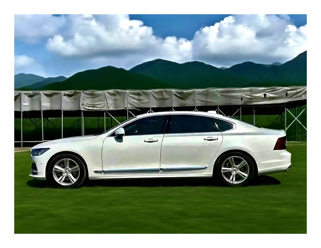 沃尔沃S90从个人视角上来看，
市区在8~9个油之间，当然油耗这个东西得看脾气。