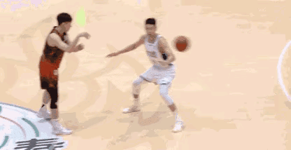 不得不说，山东新来的外援约翰逊的确全面，空中接球爆扣，突破强打。精准三分，巧妙助