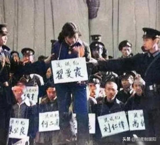 1983年，年仅25岁的“女流氓”翟曼霞被带到了刑场，而当法警举起步枪准备开枪之