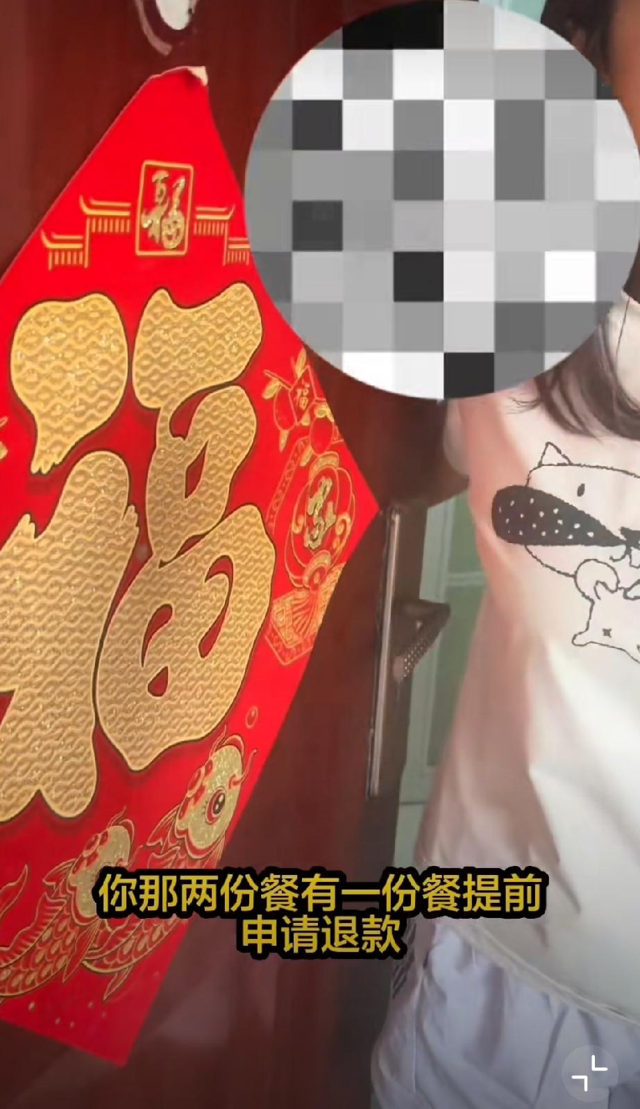 “白嫖女”因餐食里有头发选择退款，商家直接找上门对质！
开始的时候女子理直气壮，