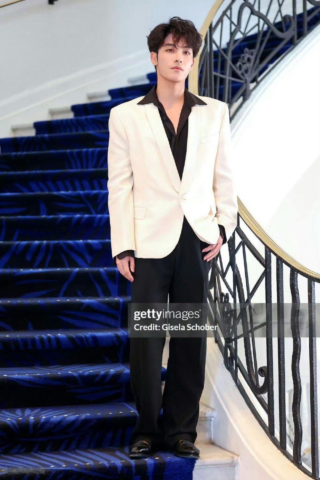 何昶希何衍朝帅成这样 何昶希何衍朝三套礼服 何昶希何衍朝帅成这样，何昶希何衍朝三