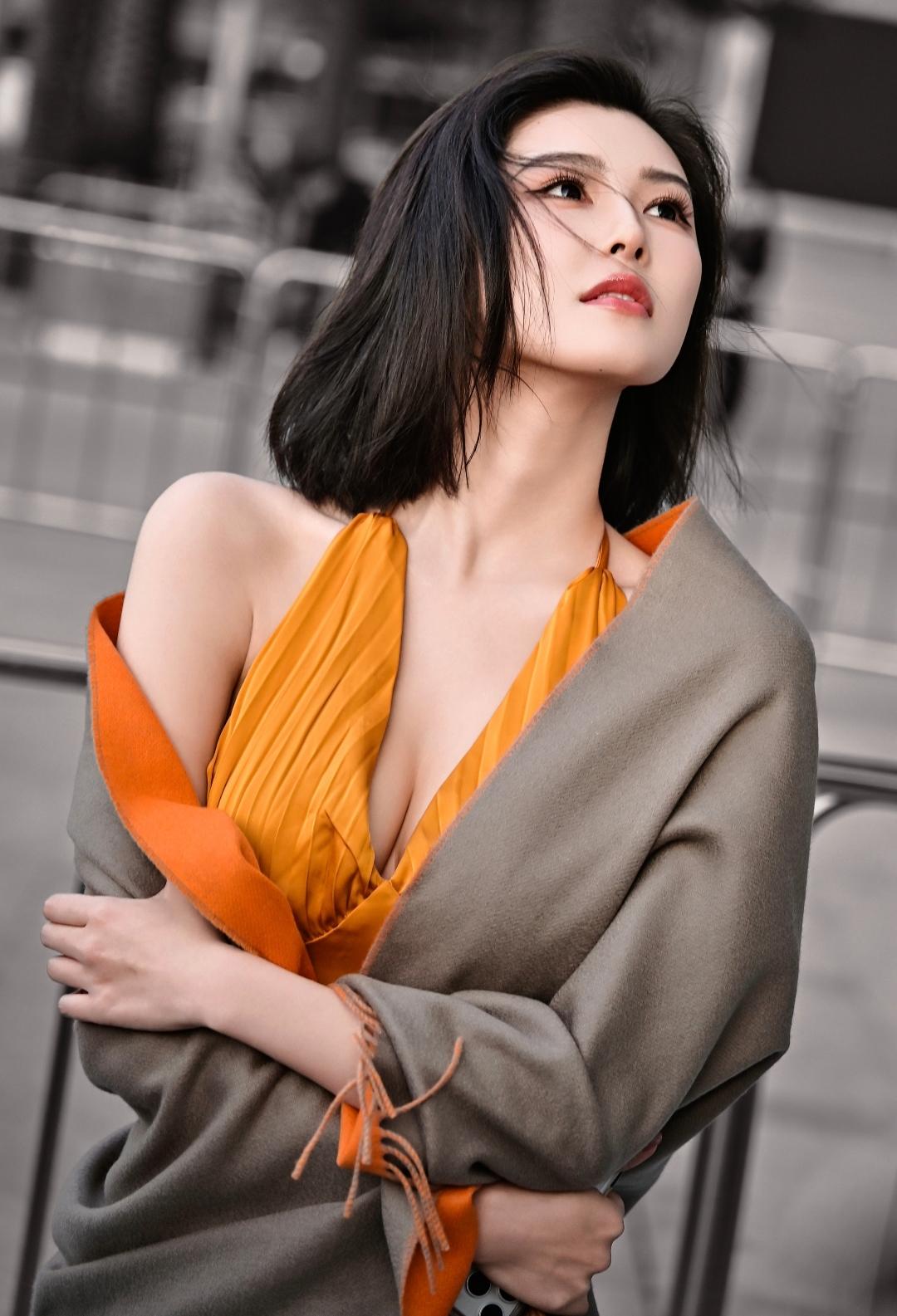 这姑娘真有范儿，穿着亮眼！