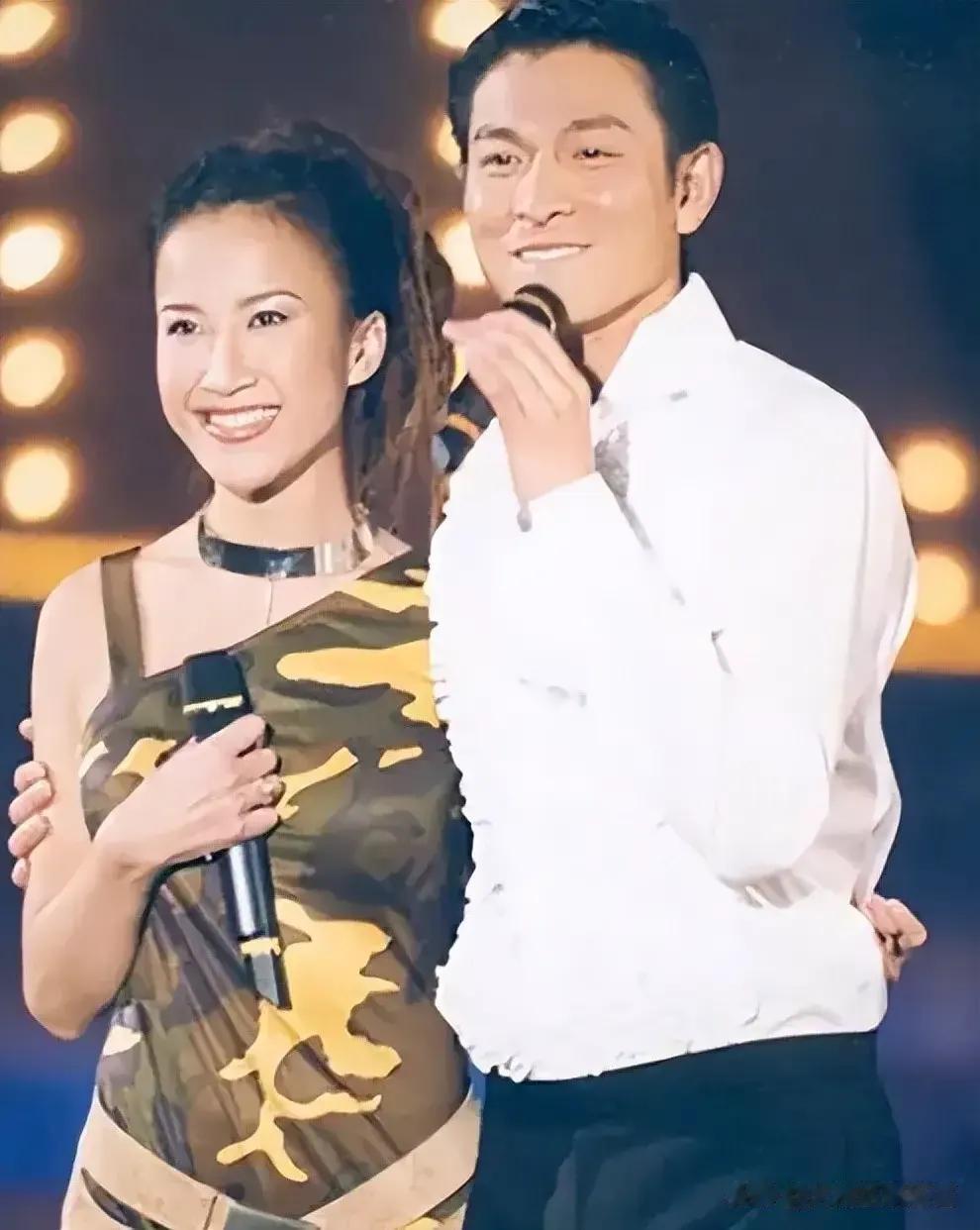 刘德华和李玟登台演出的老照片，李玟年轻时尚有活力，刘德华阳光帅气有魅力，刘德华像