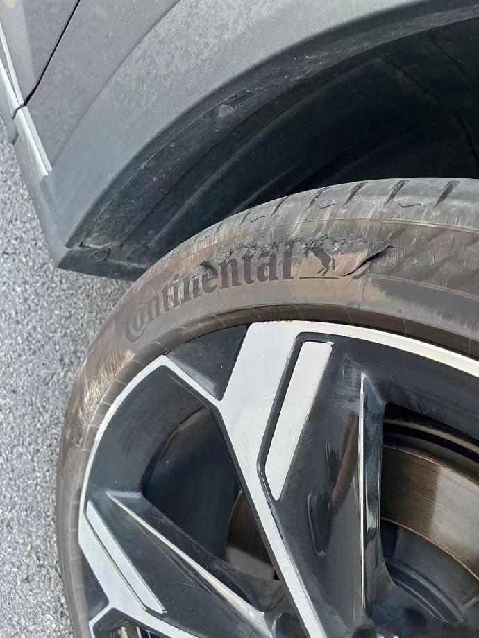 都没注意到是什么时候擦的，轮胎上就破了块皮……还好还车小哥没让赔～还好这是235